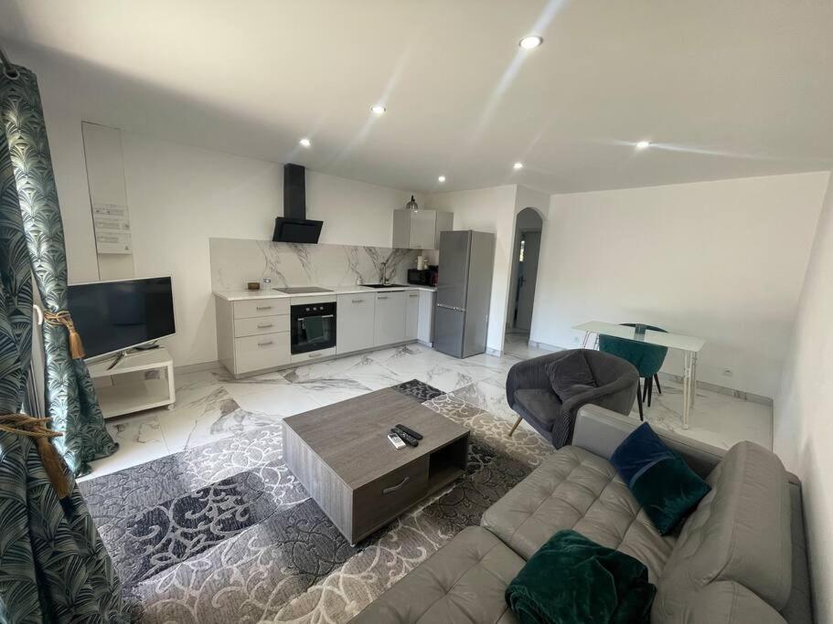 Bel Appartement Avec Parking Cabannes Exterior photo